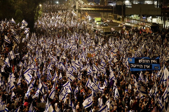 Thủ tướng Israel làm bùng nổ biểu tình vì sa thải Bộ trưởng Quốc phòng