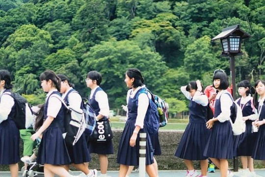 Nhiều trường học Nhật cân nhắc bỏ phù hiệu học sinh