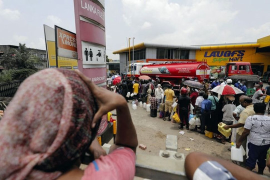 Sri Lanka hạ giá xăng dầu để giảm gánh nặng cho người dân