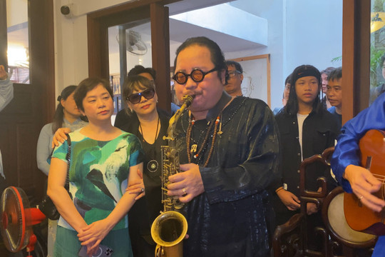 Ngày giỗ nhạc sĩ Trịnh Công Sơn, nghệ sĩ Trần Mạnh Tuấn đến chơi nhạc như một 'phép màu'