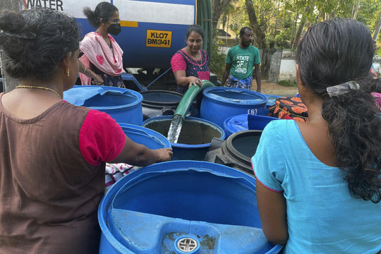 Ấn Độ: Nước ngọt nhiễm mặn nặng gây khổ cho dân làng ven biển