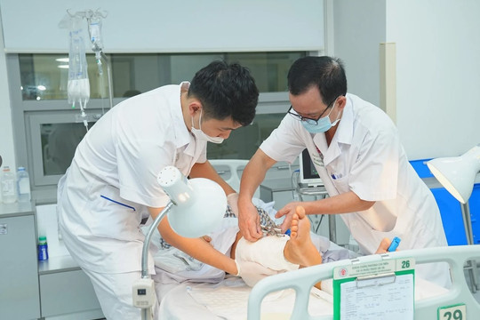 Việt Nam nối thành công cho người bệnh bị cắt đứt rời 2 cẳng chân