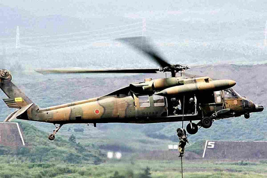 Máy bay trực thăng quân sự Nhật Bản chở 10 người mất tích