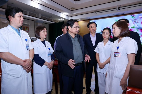 Thủ tướng kiểm tra đột xuất việc bảo đảm thuốc ở bệnh viện
