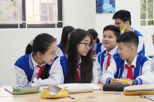 Học sinh sôi nổi với bài giảng không tiếng Việt với giáo viên