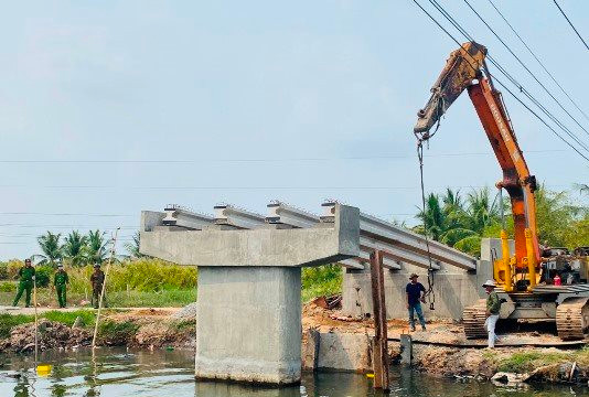 Cà Mau: Huy động lực lượng bảo vệ việc thi công cầu trên tuyến lộ Ranh Hạt