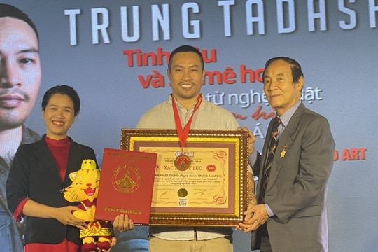Nghệ sĩ Trung Tadashi lập kỷ lục Việt Nam với 'Sự mê hoặc từ nghệ thuật xăm hình'
