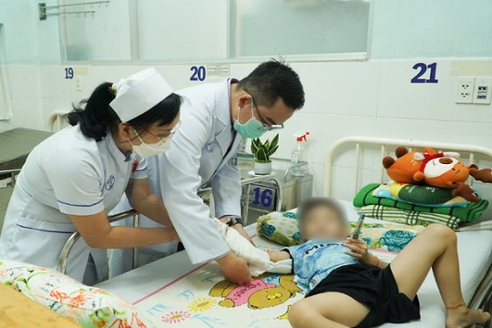 Bệnh viện Chợ Rẫy nối thành công bàn tay bị đứt lìa cho bé trai 5 tuổi