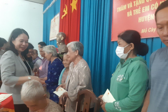 Phó Chủ tịch nước Võ Thị Ánh Xuân thăm, tặng quà tại Bến Tre