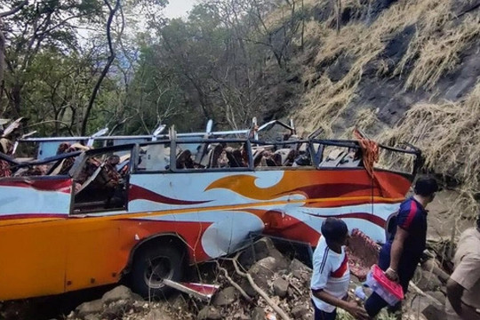 Ấn Độ: Xe buýt chở nghệ sĩ rơi xuống hẻm núi, 13 người thiệt mạng