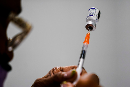 Mỹ chạy đua tiêm vắc xin COVID-19 thể lưỡng trị 