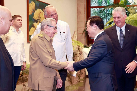 Chủ tịch Quốc hội Việt Nam hội kiến Đại tướng Raúl Castro Ruz và Chủ tịch Cuba