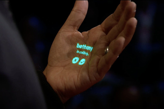 Cựu lãnh đạo thiết kế Apple trình diễn thiết bị AI chiếu cuộc gọi điện lên bàn tay