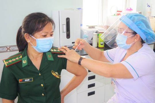 Bệnh nhân mắc COVID-19 tăng cao, TP.HCM tổ chức tiêm vắc xin xuyên lễ