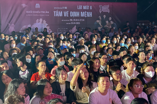 Video: Buổi chiếu phim ở sân đình của Lý Hải cho 2.000 khán giả Đồng Tháp
