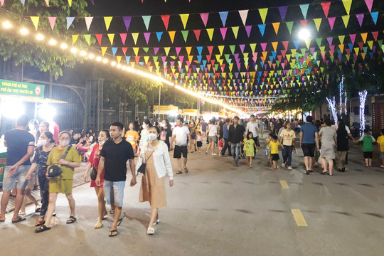 Khu phố ẩm thực đầu tiên tại Hà Tĩnh thu hút hàng nghìn người trong đêm khai trương