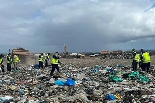 Cảnh sát Úc tìm thi thể giữa 3.000 tấn rác