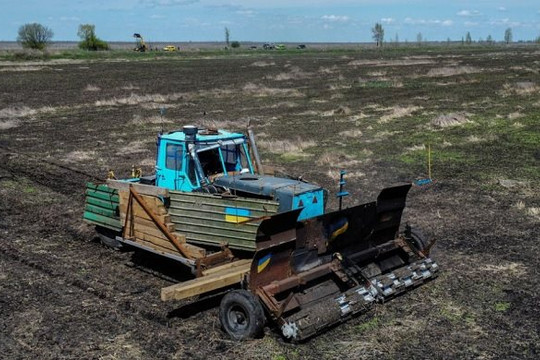 Nông dân Ukraine tự dùng máy kéo rà phá mìn để kịp mùa vụ
