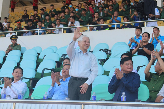 Nguyên Chủ tịch nước Nguyễn Minh Triết dự khán trận chung kết U.19 quốc gia