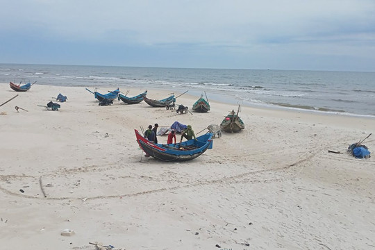 Quảng Bình: Nhiều thuyền câu mực bị chìm trên biển, một ngư dân mất tích