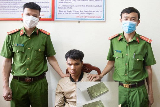 Bắt thanh niên người Lào vận chuyển 2 bánh heroin vào Việt Nam