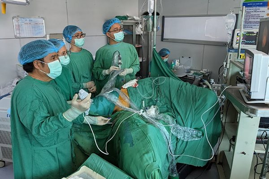 Lần đầu tiên Việt Nam lấy sỏi thận qua da và nội soi ngược dòng cùng lúc