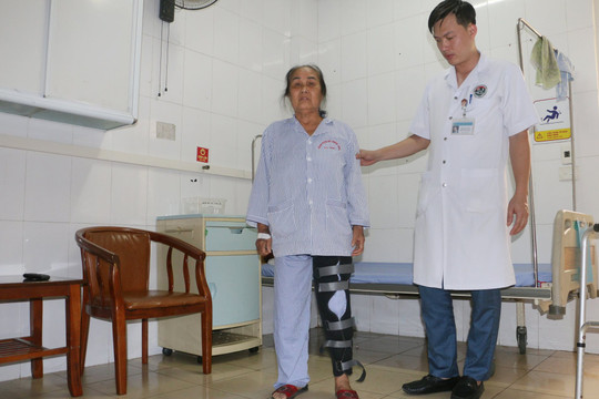 Hà Tĩnh: Thay thành công khớp gối cho 2 bệnh nhân nhờ ứng dụng kỹ thuật mới