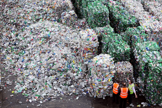 Hậu quả khôn lường ít ai biết của việc tái chế nhựa
