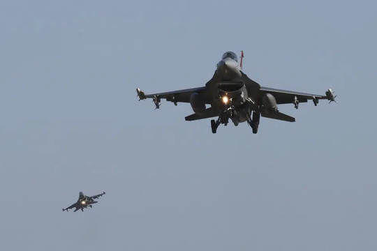 Xung quanh việc Mỹ quyết định chuyển giao máy bay F-16 cho Ukraine