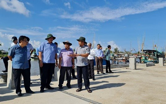 Cà Mau: Xem xét việc di dời người dân ra khỏi khu vực bến cá Khánh Hội