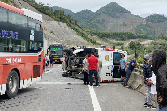 Tạm giữ tài xế xe khách vụ tai nạn chết người trên cao tốc La Sơn – Hòa Liên