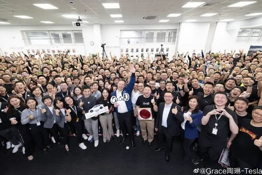 Chuyến thăm Trung Quốc của Elon Musk kết thúc bằng bánh mì kẹp thịt cho 100 công nhân Tesla