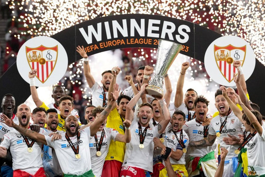 Sevilla vô địch Europa League, Mourinho lần đầu thua chung kết