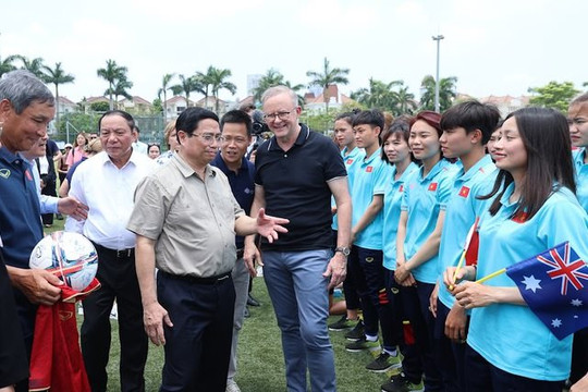 Thủ tướng Việt Nam và Australia giao lưu với đội tuyển bóng đá nữ