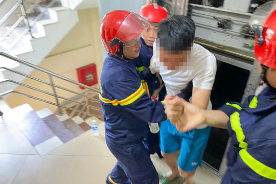 Cảnh sát liên tiếp giải cứu nạn nhân 2 vụ kẹt thang máy tại TP.Vinh