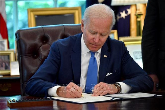 Tổng thống Joe Biden ký ban hành luật về trần nợ công