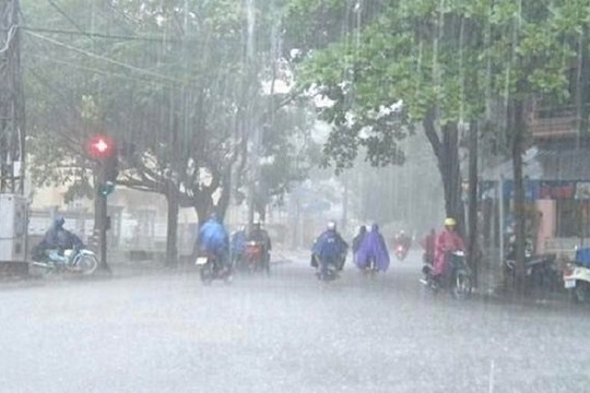 Hà Nội đón mưa rào giải nhiệt, nhiều nơi có nguy cơ ngập úng