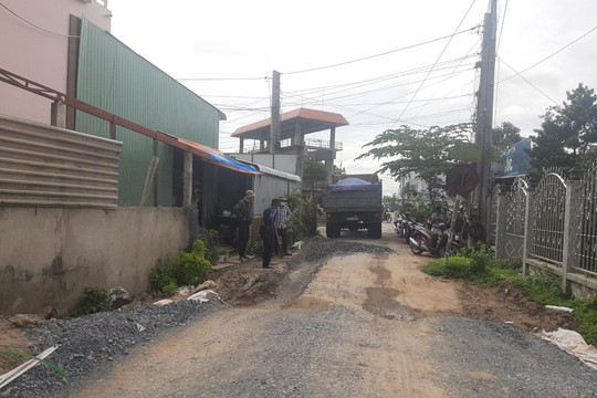 Tiền Giang: Hai năm thi công vẫn chưa xong 4km đường huyện