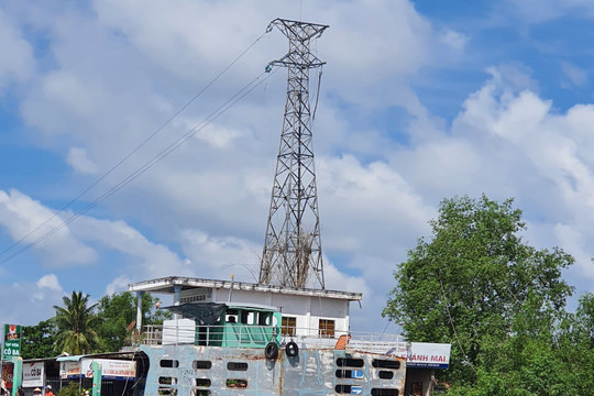 Tiền Giang: Tàu hàng làm đứt dây điện trung thế, hơn 3.500 hộ dân mất điện