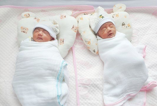 Nỗ lực cứu sống hai bé sinh đôi bị non tháng, suy hô hấp 