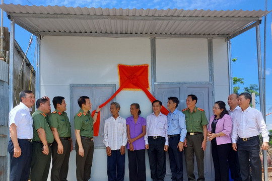 Bộ Công an bàn giao nhà tình nghĩa cho đồng bào dân tộc Khmer ở Sóc Trăng