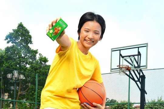 Mùa hè nóng nực, mẹ lựa chọn thức uống dinh dưỡng để tiếp thêm năng lượng cho con chơi thể thao