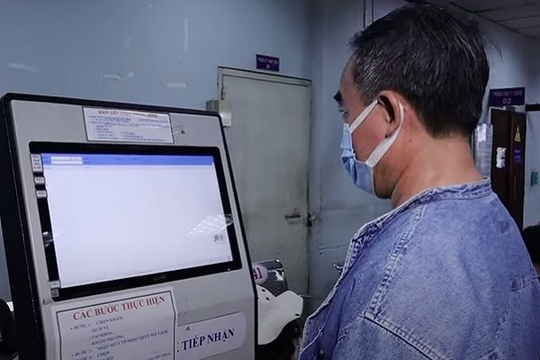 Bệnh viện Nhân dân Gia Định tiến hành đăng ký khám bệnh bằng dấu vân tay