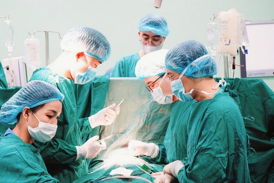 Bệnh viện Sản nhi Nghệ An cứu sống trẻ bị vỡ tim do ngã xe