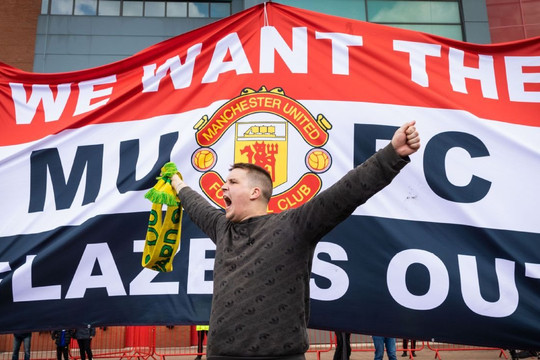 CĐV Man United biểu tình ở sân Old Trafford vì nhà Glazer im tiếng về khả năng bán CLB