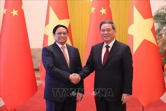 Thủ tướng Lý Cường đón trọng thể và hội đàm với Thủ tướng Phạm Minh Chính