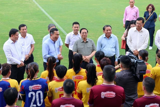 Thủ tướng động viên đội tuyển nữ Việt Nam trước giờ lên đường dự World Cup