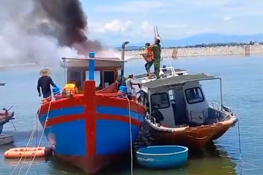 Hà Tĩnh: Tàu cá cháy dữ dội trong khu neo đậu