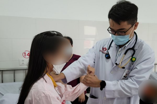 Bé gái bị xuất huyết não nguy hiểm, bác sĩ 'tưởng' bệnh về tiêu hóa