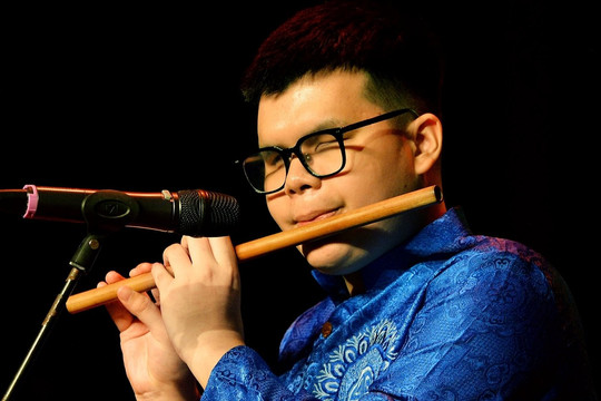 Video: Tiếng sáo của chàng nghệ sĩ mù nhận học bổng Trần Văn Khê